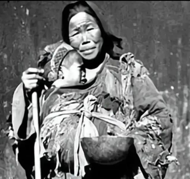 1939年6月12日，敌兵拎着个婴儿，一老太太追来打婴儿一巴掌骂道：“小兔崽子，