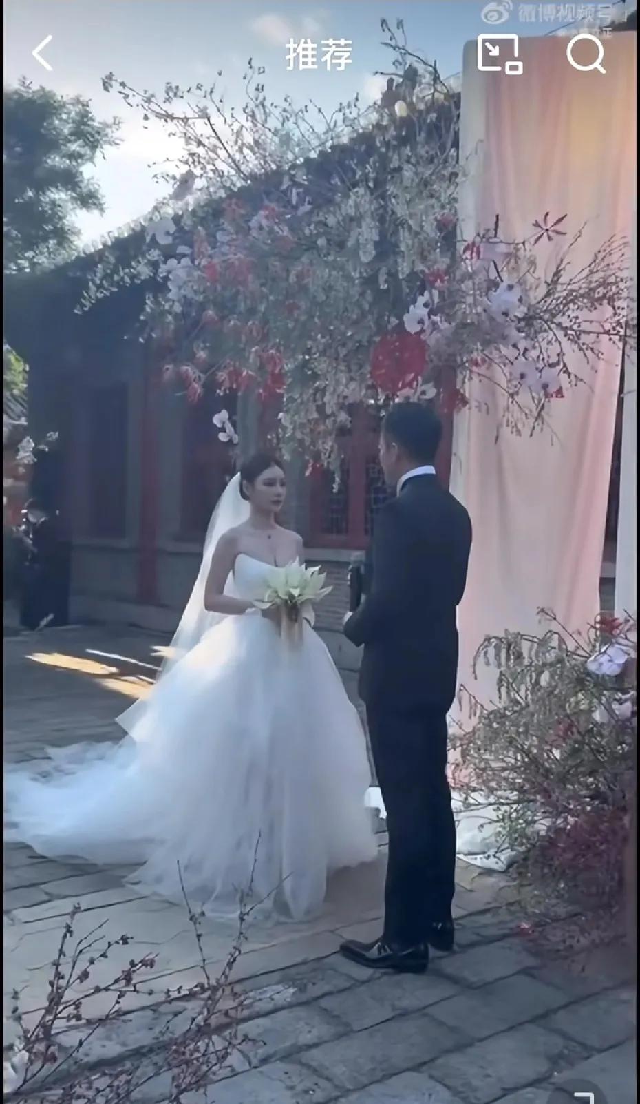 马筱梅的五金也太顶了，真是大户人家娶妻呀。捧花都是黄金的，汪大爷也出席了。我个人