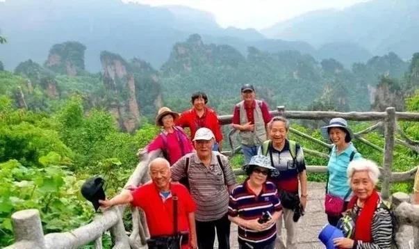 很多人平时抠抠索索的，但是特别舍得花钱去旅游。年纪越大，对炫耀性消费，比如名牌
