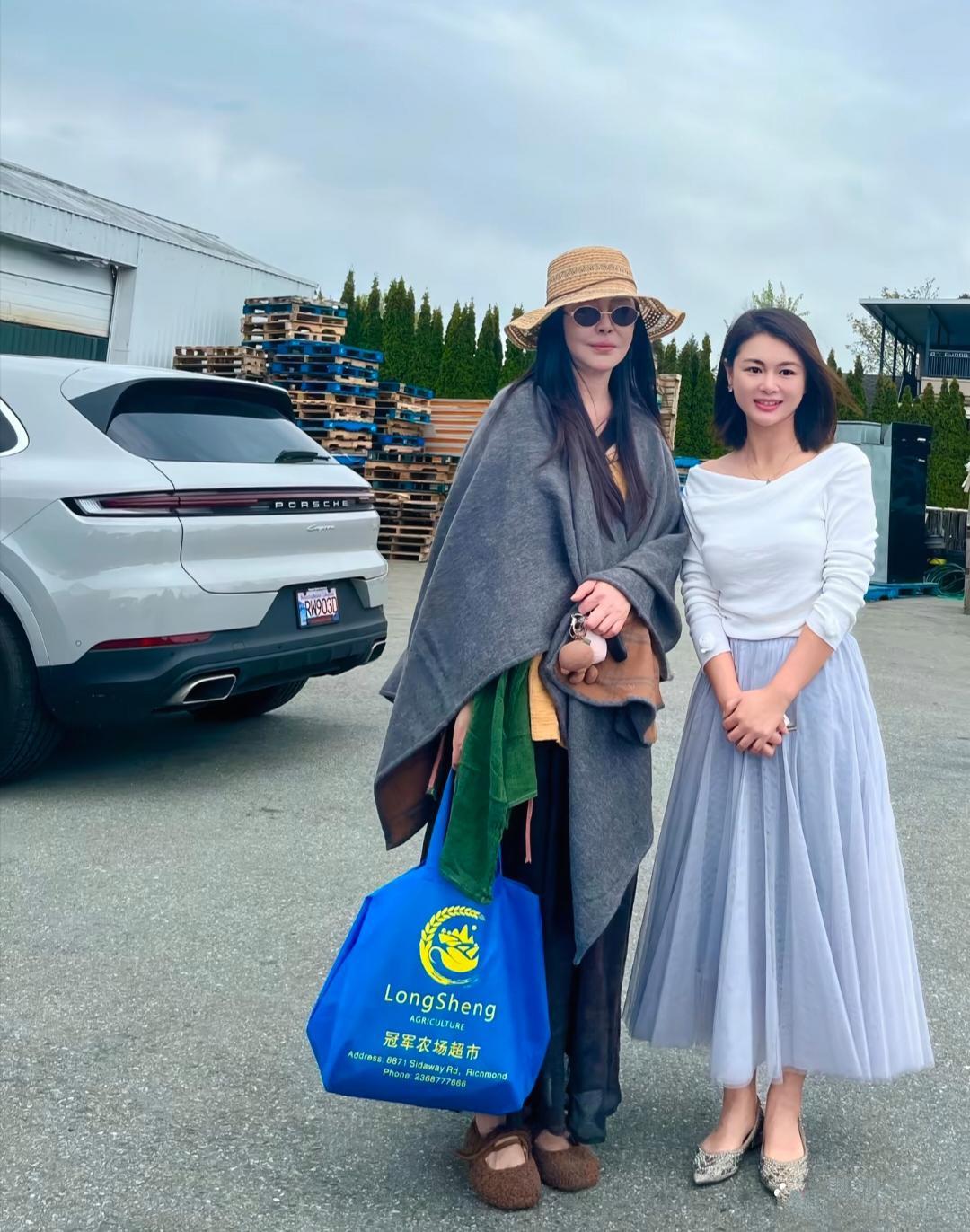 女神王祖贤确实老了！近日，她在加拿大一家超市前和粉丝合影拍照，王祖贤戴着墨镜，