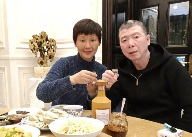 一次酒局上，冯小刚刚喝得兴起，老婆徐帆来了，开口第一句就是：“你也不瞅瞅你那白癜