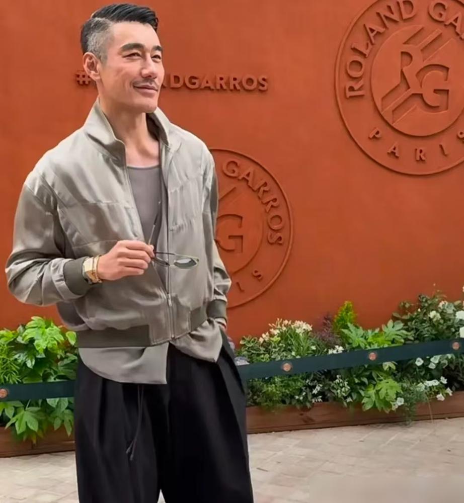 55岁胡兵在法网现场，镜头拉近，他不是在看球，而是在偷师。你以为是明星作秀？错了