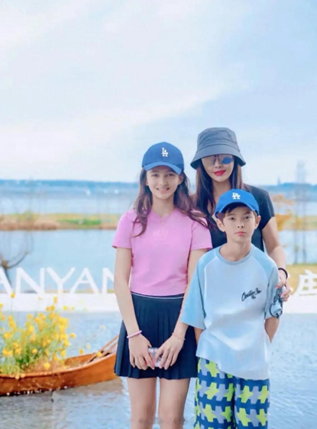 马雅舒晒女儿，米雅比小酒窝还会长，才12岁颜值已经超越了妈妈！