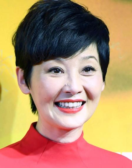 当年，冯小刚爱上了漂亮的徐帆，回家向妻子张娣提出离婚:“我爱上了别人，我们离婚吧