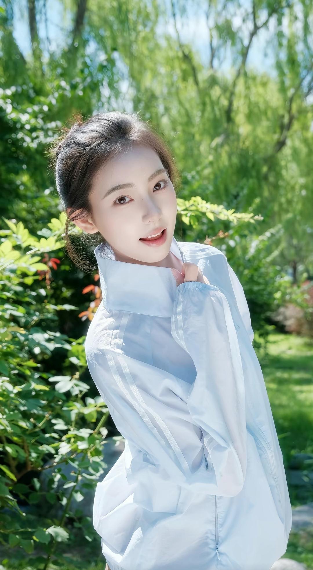 清新自然，春日少女，绿意盎然，微笑如花。