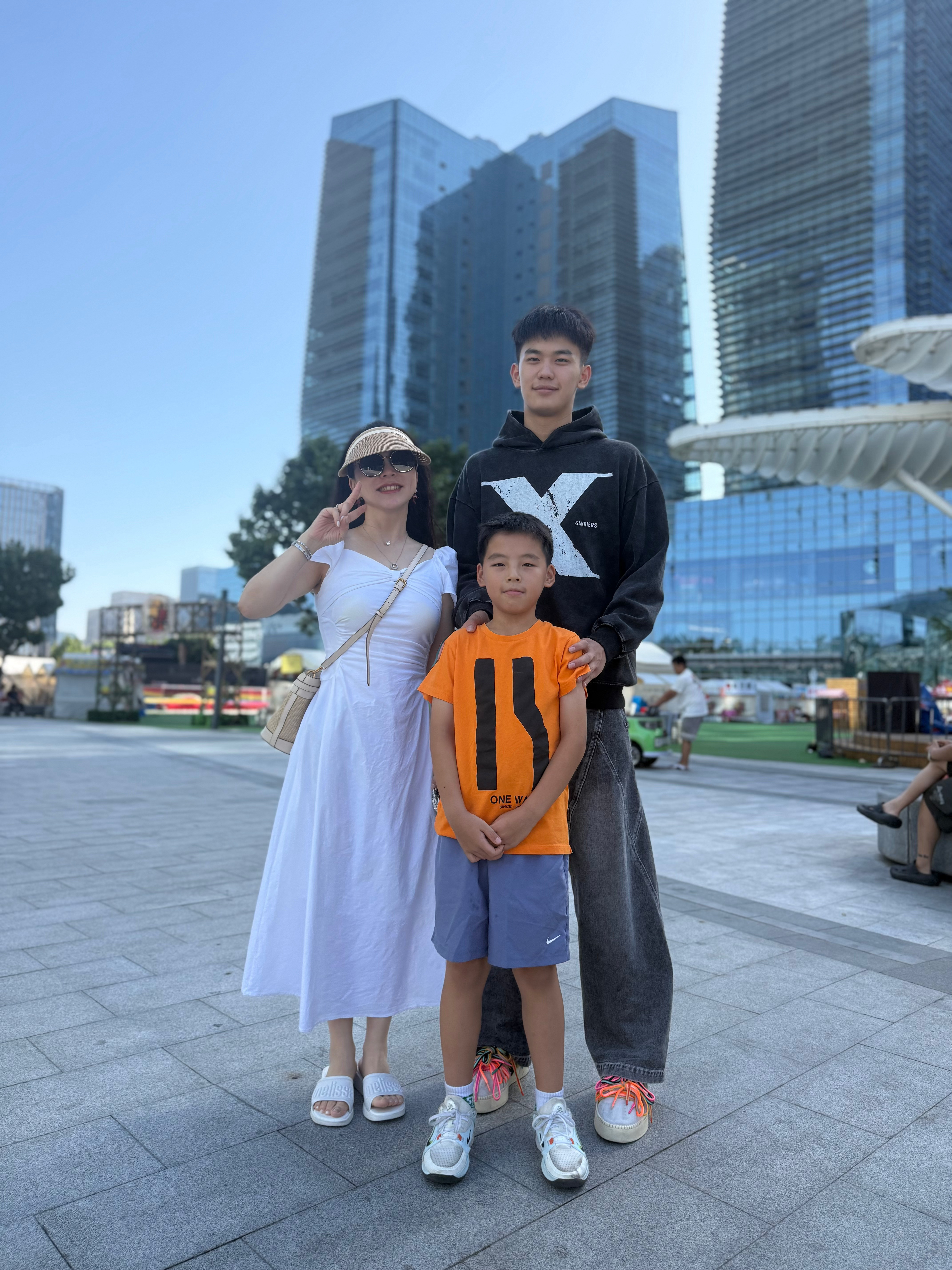 不变的洪老师，和长大了的亲儿子与干儿子。​​​