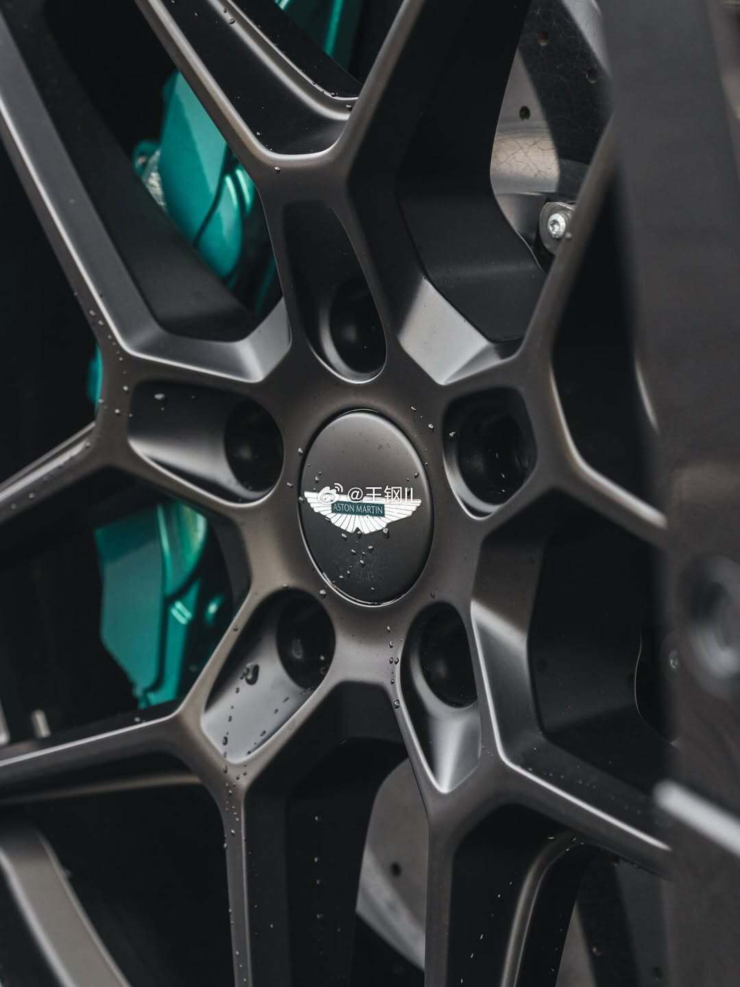 DBXS阿斯顿马丁精铸轻量化淬炼极速DBXS版本是DBX707升级运动