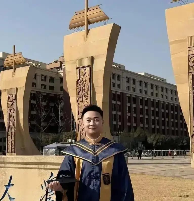 西安一男子七年读研上岸，进了体制才发帖：青春一页空白，恋爱没谈过。帖子一出，评