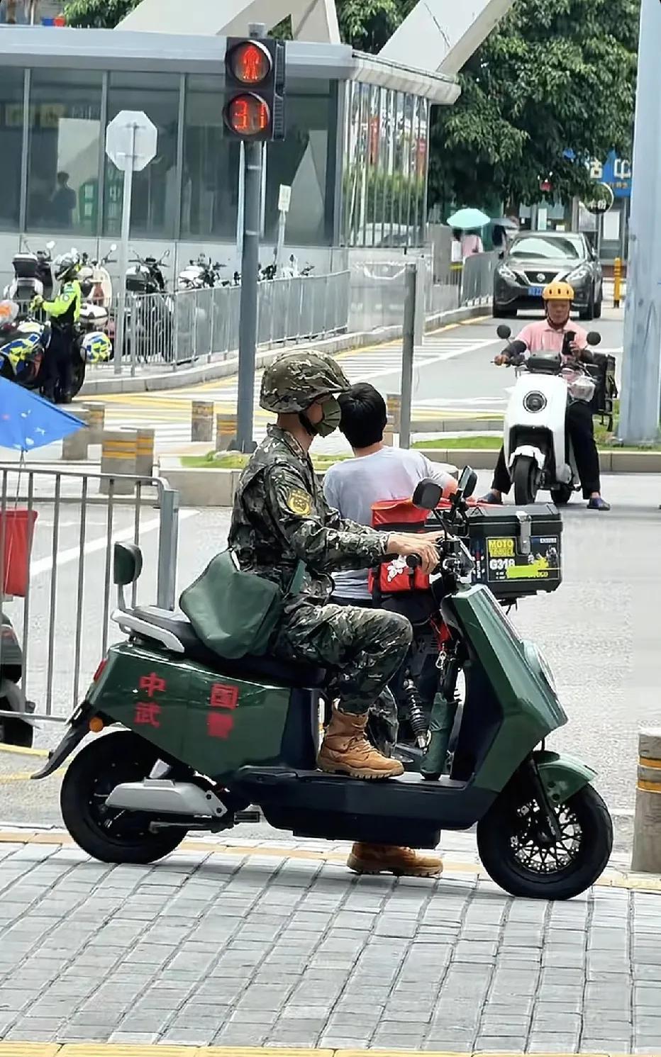 武警兵哥骑上电驴车，这就是武警机动队吧。武警兵哥哥，在深圳这里执勤任务，出街都
