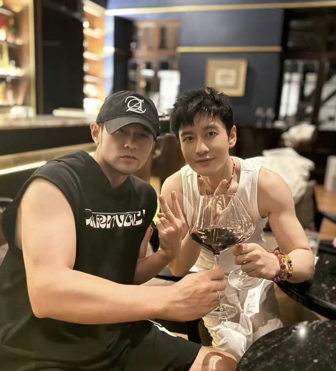 47岁周杰伦和50岁黄晓明，在泰国一间酒吧同约，两人的状态都超好，不过周有这么壮