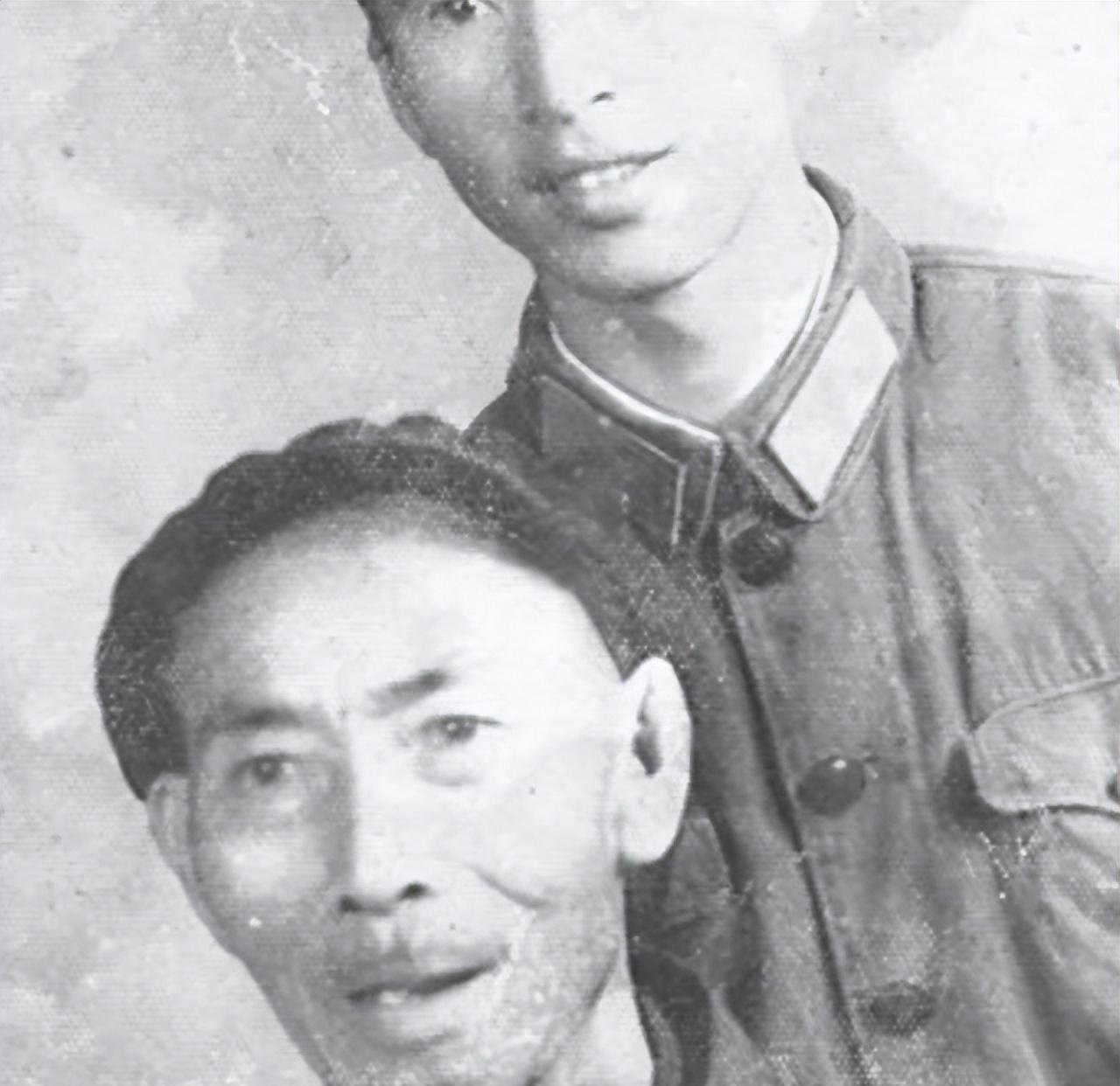 1976年，一名老人在北京军事博物馆参观时，他趁没人就想摸一下文物，工作人员连忙