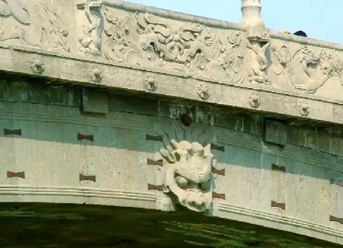 宋代桥面石板的铺装工艺中，企口拼接是一项看似简单却极为精妙的技术创新。所谓企口，