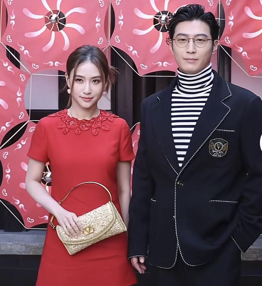 嘴巴可以骗人，肢体语言却骗不了人，窦骁和何超莲两夫妻一起参加活动，合照的