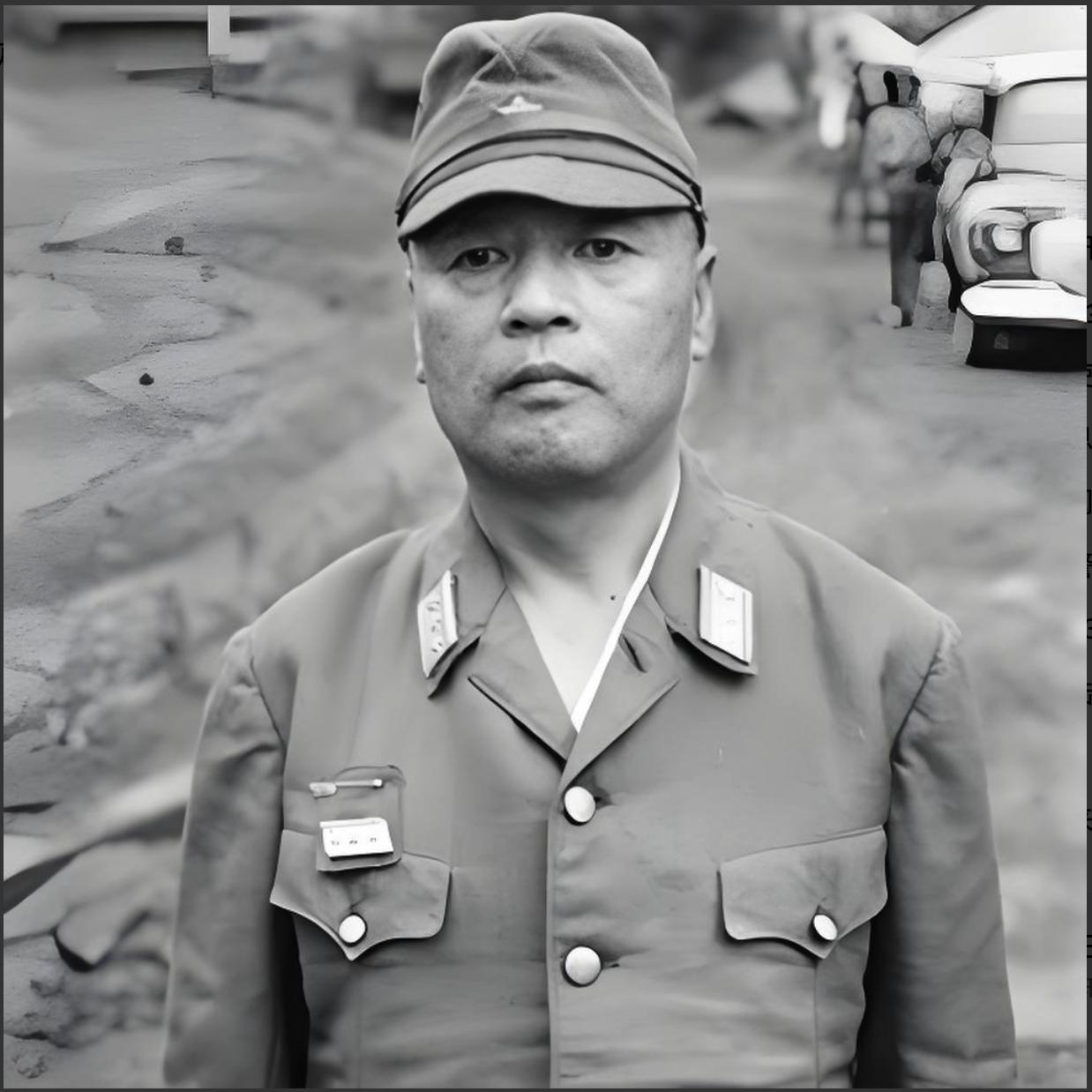 1945年8月15日，拉包尔岛日军地下堡垒内，今村均大将正听天皇投降广播。参谋长
