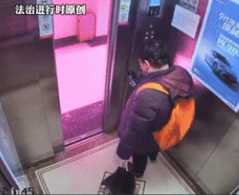 “哥们你是铁砂掌吗？”北京一男子因上错电梯，气得对着电梯门猛拍3下！可万万没想到