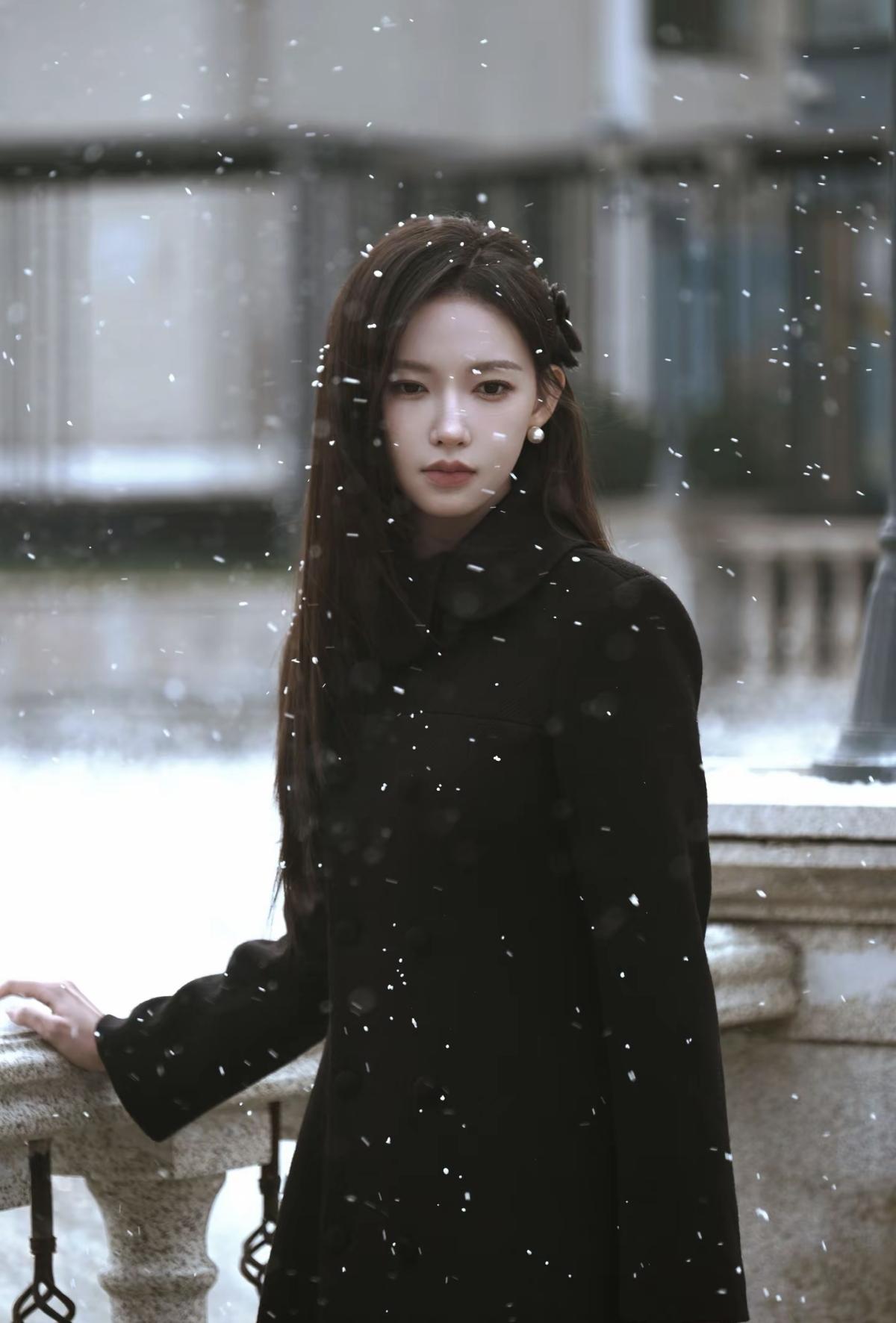 程潇这组雪中写真一出来，我直接被美到心颤。她身着黑色大衣，搭配同色系帽子，在漫天