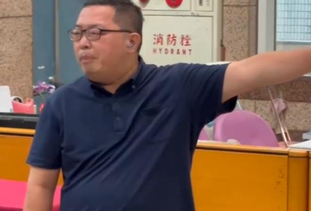 正当国民党为军购版本争论不休之际，国民党副主席、黄复兴委员会主委季麟连今日因不满