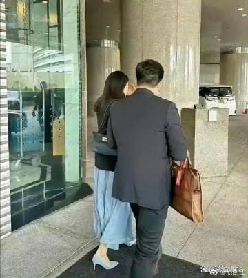 霍启刚公文包磨成这样还在用，难怪跳水女王郭晶晶会看上他，不是一家人不进一家门