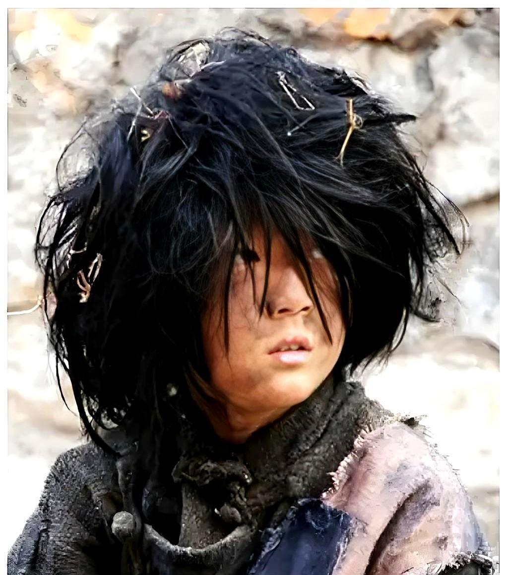 杨小五不直播了。不是封号，不是塌房，是自己关了麦，拎包回了小剧场。北京朝阳合