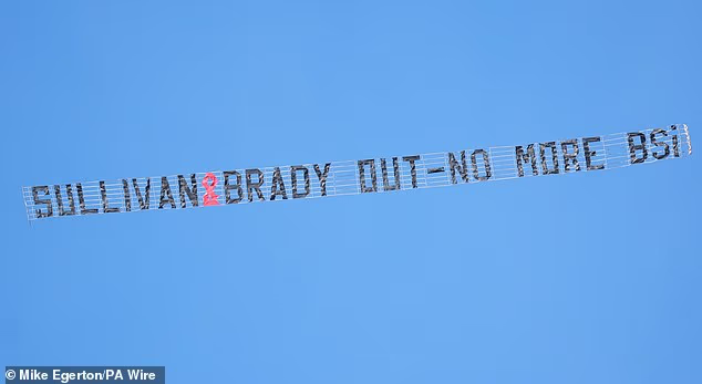 足总杯比赛期间西汉姆球迷雇飞机拉横幅, 要求老板滚蛋卖队