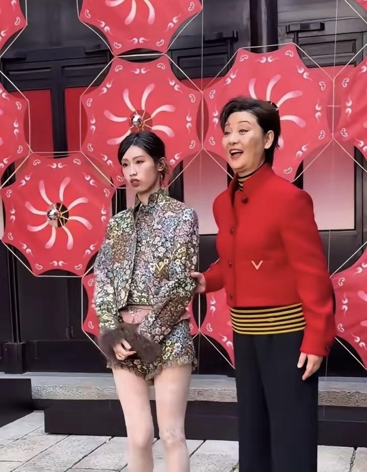 千万别当众亲你的青春期孩子。红毯闪光灯下，徐帆凑过去想亲女儿脸颊。徐朵梗着脖