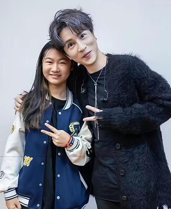 岳云鹏的两个女儿，大女儿叫岳麓一，已经13岁了，小女儿叫岳麓玥，两人的名字都是岳