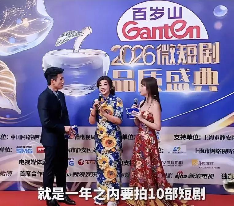 有点心酸，75岁刘晓庆接了十部短剧，她每次和年轻人对话，或点吃东西，都有点小心翼