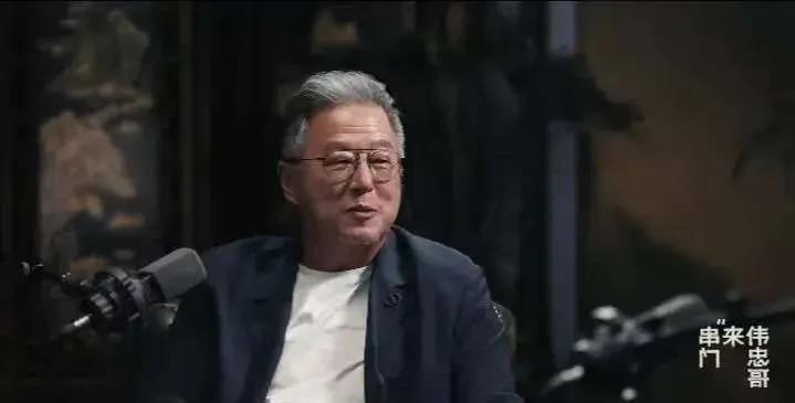 在《伟忠哥来串门》上，王伟忠问了郭德纲一个刁钻的问题，郭德纲回答相当有水平。郭