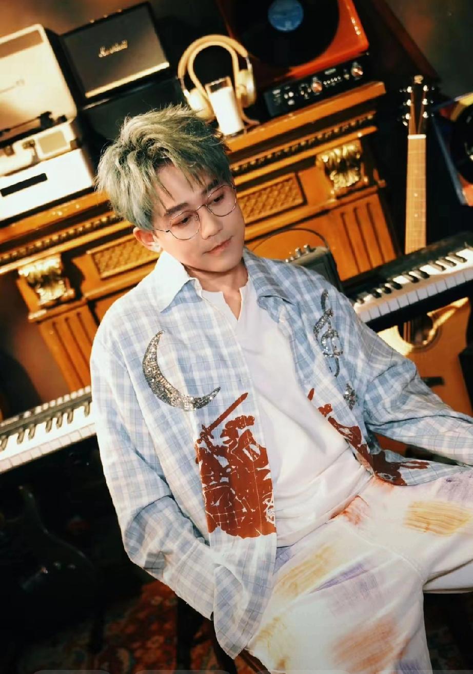 家人们谁懂啊！1月25日苏醒2024首支单曲《破亿》全网上线，这波直接炸翻！电子