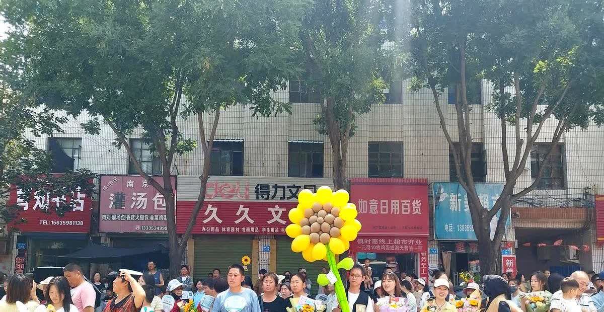 现在的家长都这样卷了吗？昨天中午在摄影群看到一个老师发的他们中学校门口家