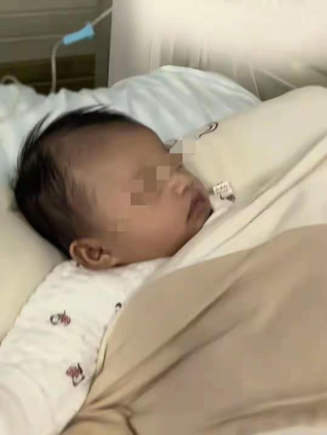 妈妈天塌了一个月大的宝宝喝白酒奶粉陷入昏迷原因太可疑了！一是这个奶奶不不