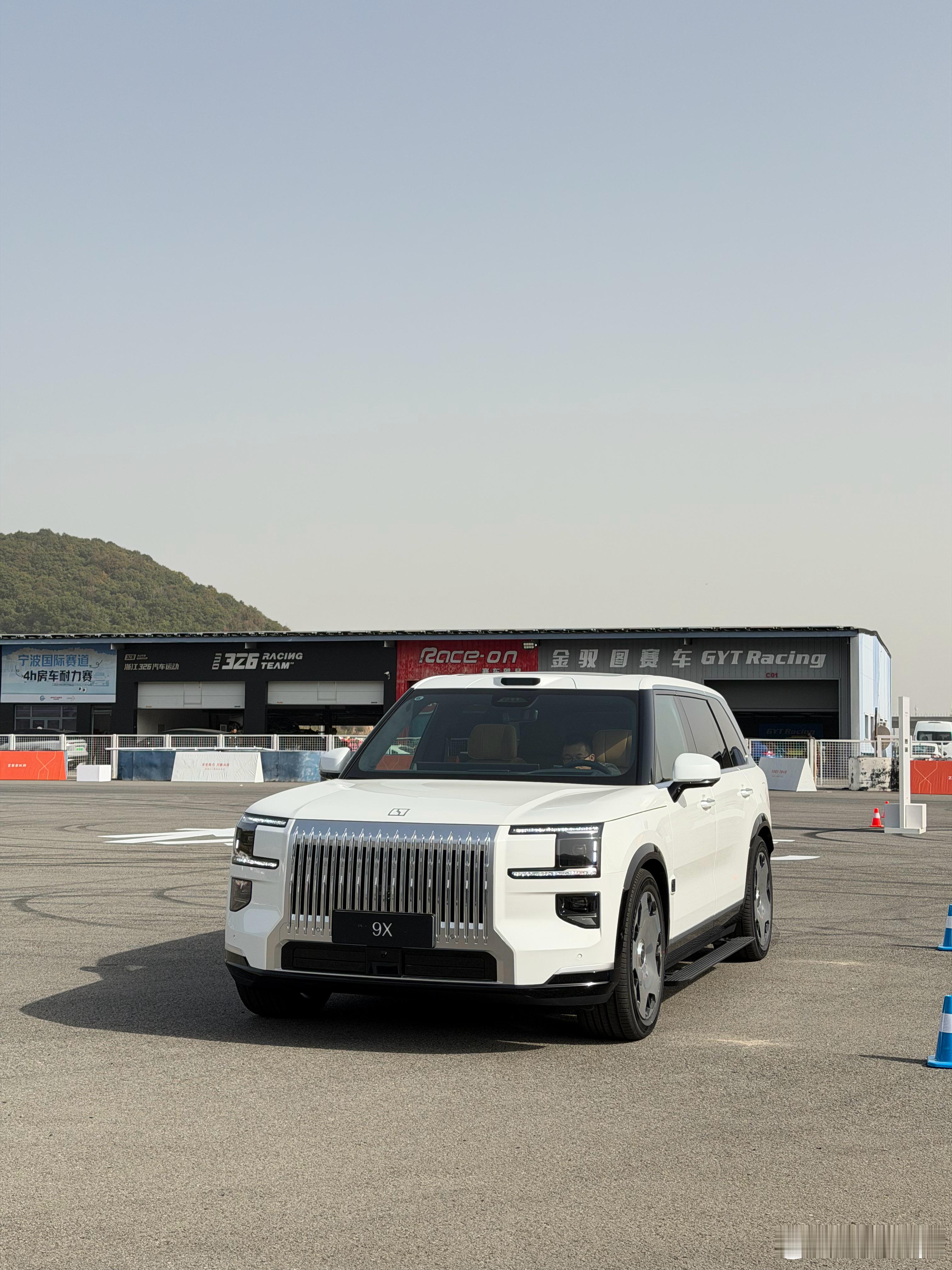 你们觉得黑色好看还是白色？极氪9X