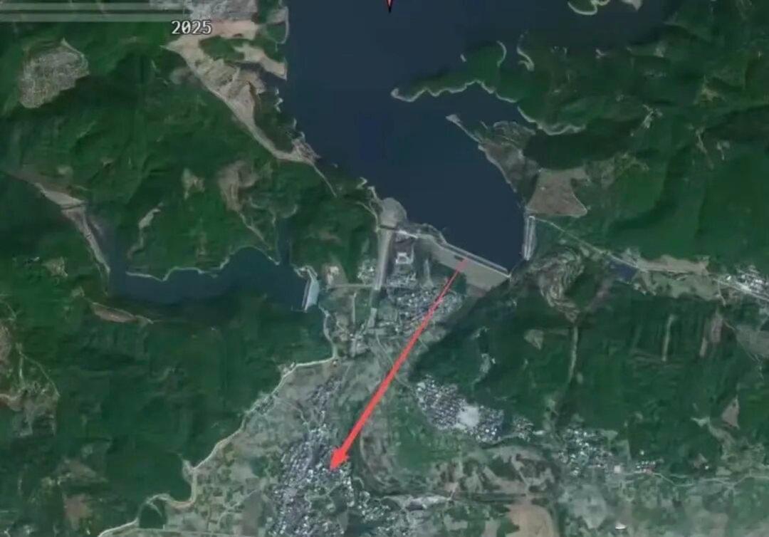 广西这次决堤最大降雨量达1000毫米等于1平方米内落下1吨水太可怕了祈安！决堤直