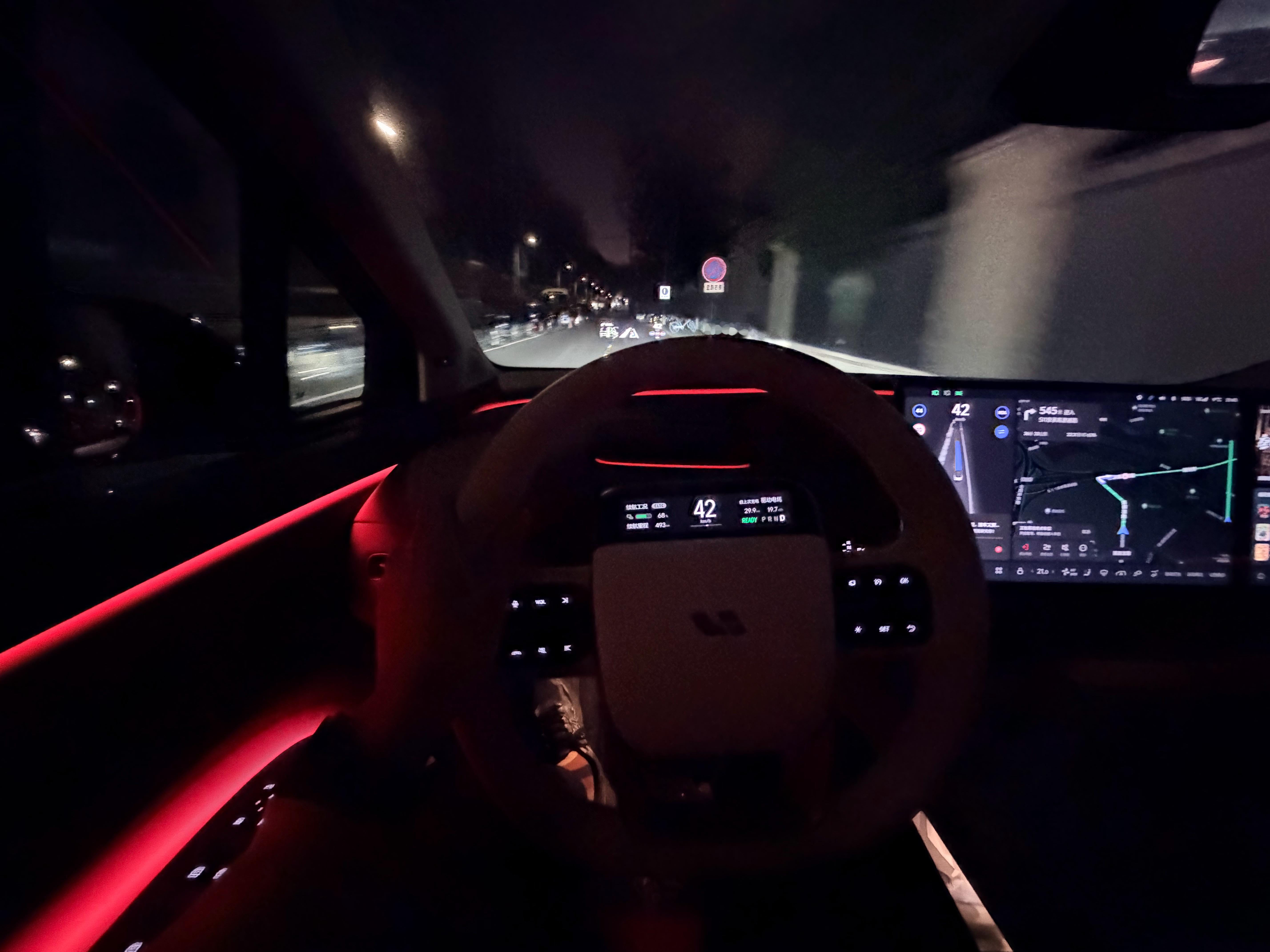 开了两天接近1000km的硬派越野，再坐回i8里，不由得感叹：卧槽，舒服！