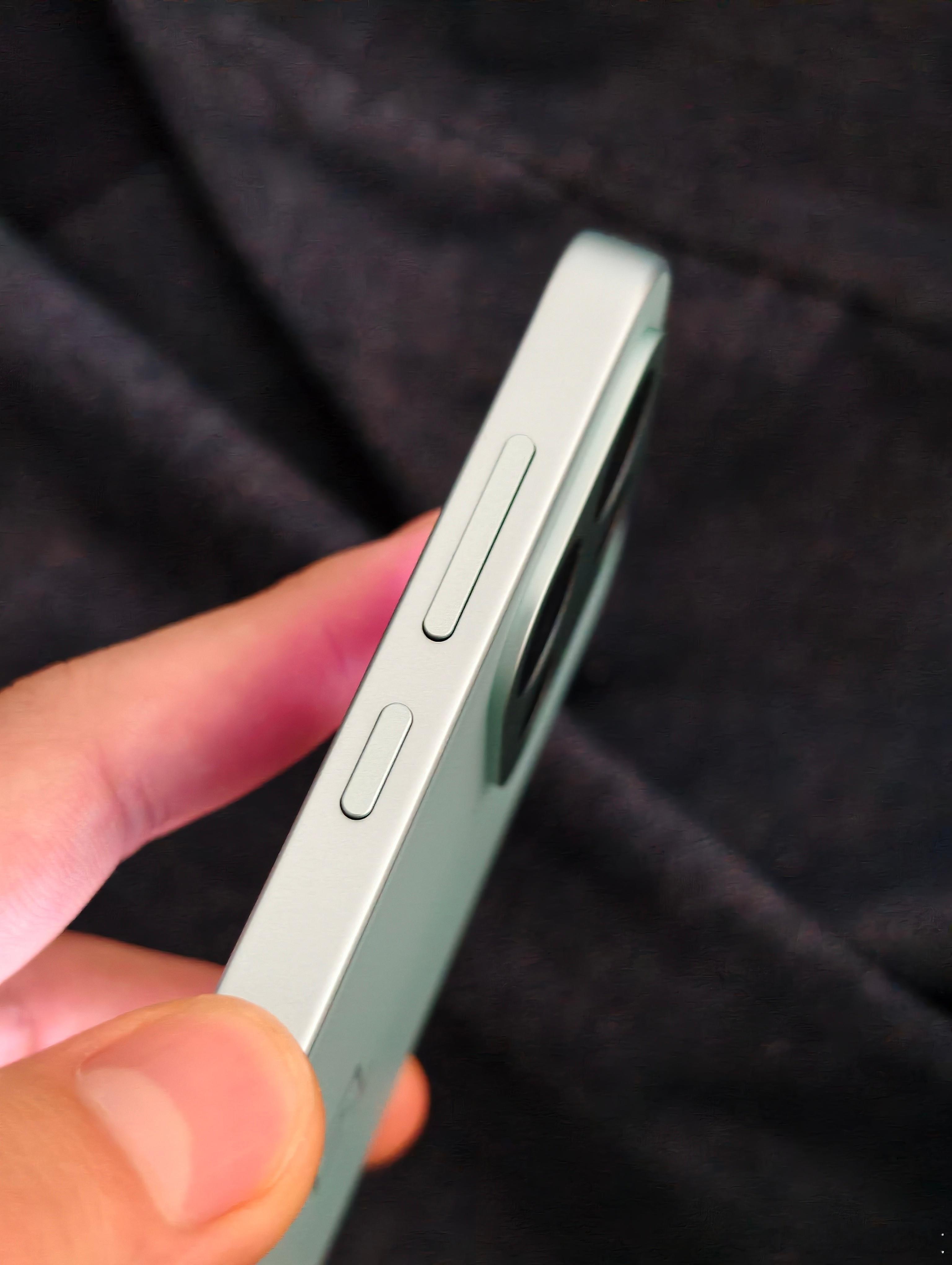 Turbo6的电池有9000毫安时，其实挺激进的，关键是虽然电池容量很大但厚度