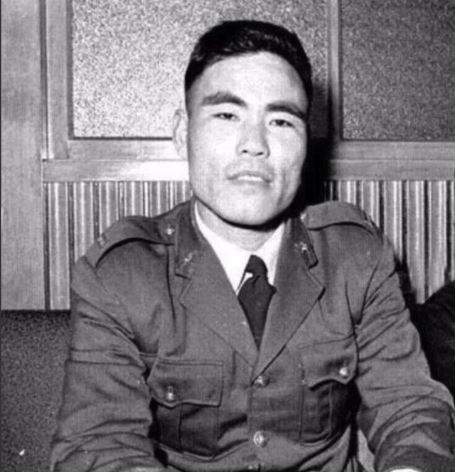 1990年，一名中国飞行员叛逃苏联。苏联答应送他去美国，蒙住他的眼。再睁眼时，他