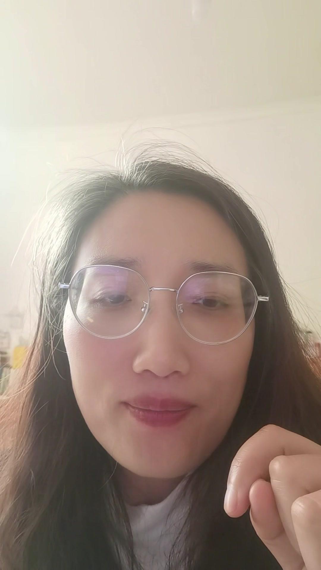 大家真的急坏啦！董宇辉评论区突然炸锅，不是催直播也不是聊文学，而是有人留言让他以