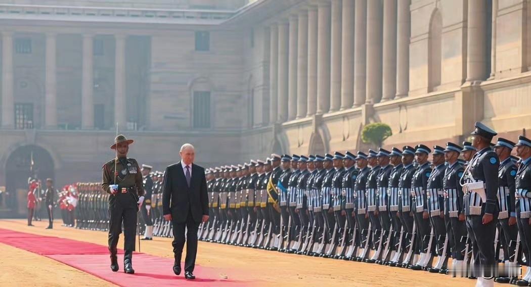 12月5日，印度为普京举办的欢迎仪式上，俄媒发现总统府前场地没做硬化处理，满是黄