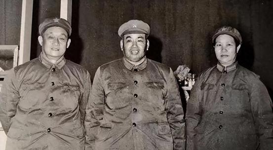 上级调他负责上海警备工作，批准兼任大军区副司令：要压得住台！“1970年三月，