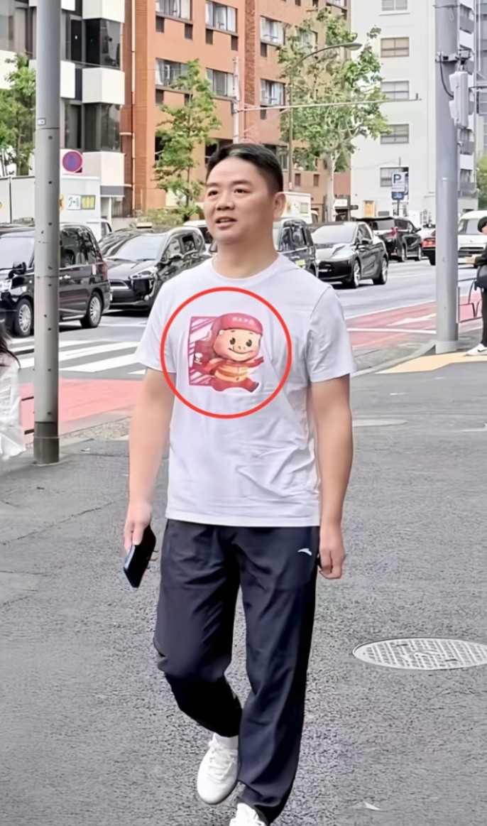 章泽天估计后槽牙都要咬碎了！她怎么也不会想到，自己老公昨天在东京街道上，竟