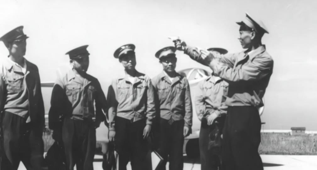 1959年夏，空军司令回乡探亲，再次见到了守寡的姐姐。姐姐日子过得清苦，提出：“