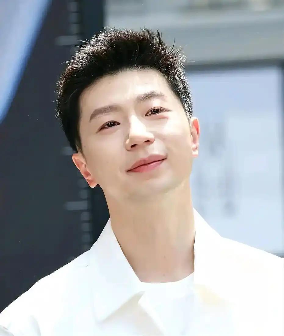 马龙：从赛场传奇到教练新星，剑指国乒未来2025年12月24日，乒坛传来重磅