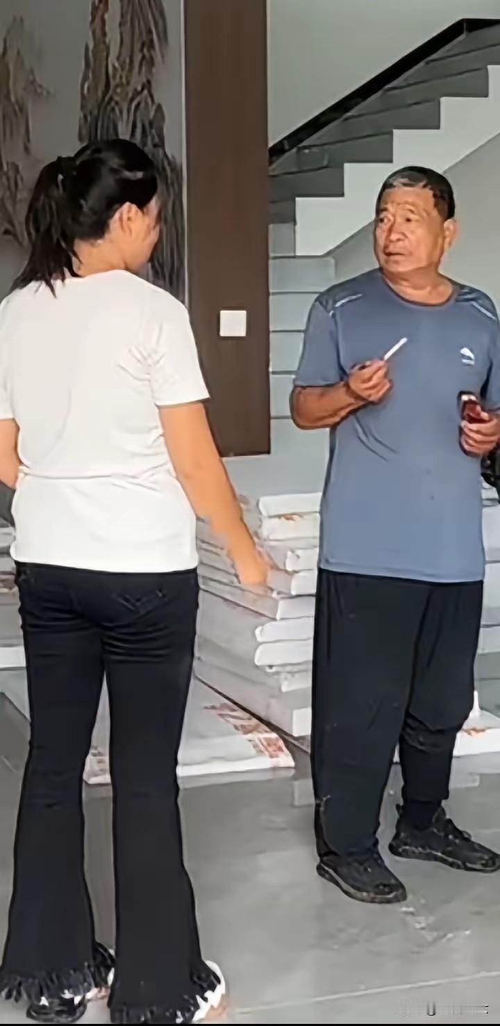 寒心，远道而来的父亲，在女儿家客厅抽烟，被女儿数落一顿说：你在客厅里抽烟，刚买装