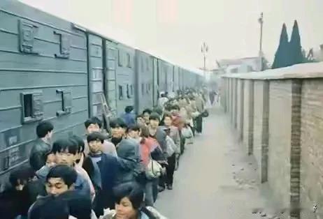 你听说过闷罐子列车吗？上世纪七八十年代，那时铁路客运资源极为紧张，由于客车车底的