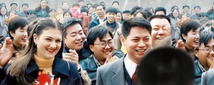 1998年，22岁乌克兰女孩不顾家人反对，远嫁同岁的中国河南男子。结婚9年后，育