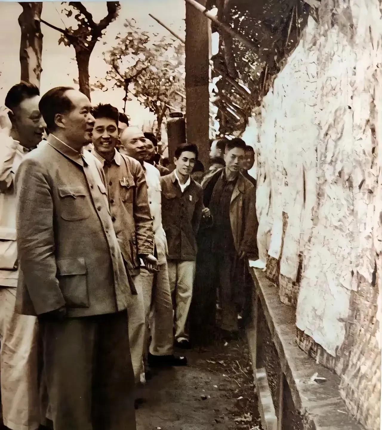 看老人家的老照片，就像在读一本厚厚的书，虽然这是一本无字的书，但信息量是非常大的