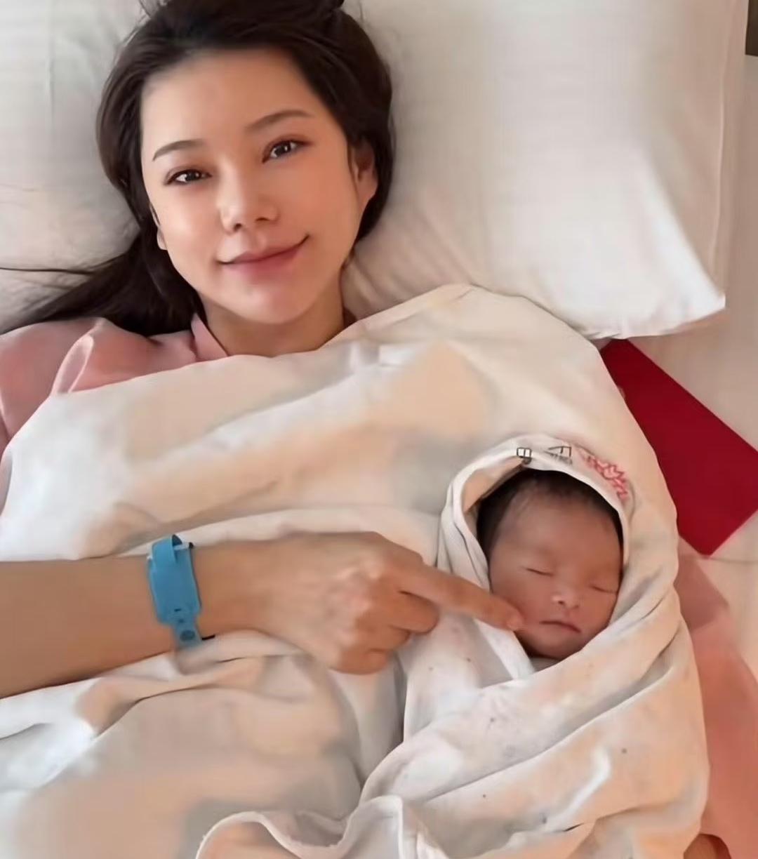 单看汪小菲和大S当年的结婚证照片，真的能一眼看出两个人是真心相爱的。脑袋不自觉地