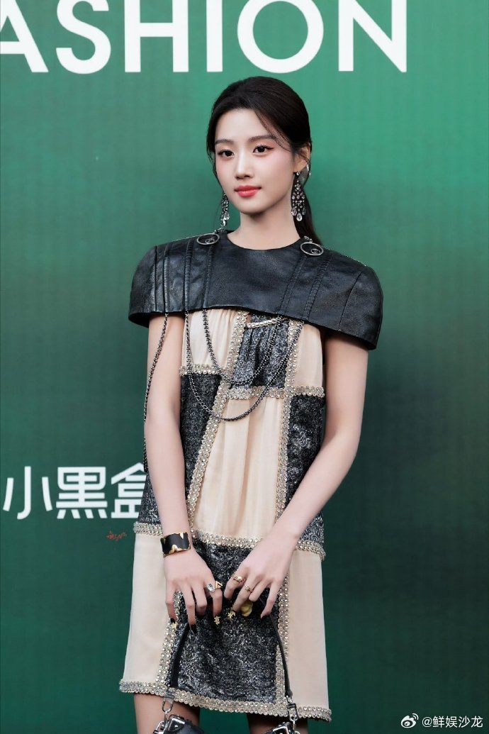 卢昱晓跳了青云摇卢昱晓跳入青云手势舞卢昱晓在红毯后台悄咪咪跳起青云摇，学一遍就上