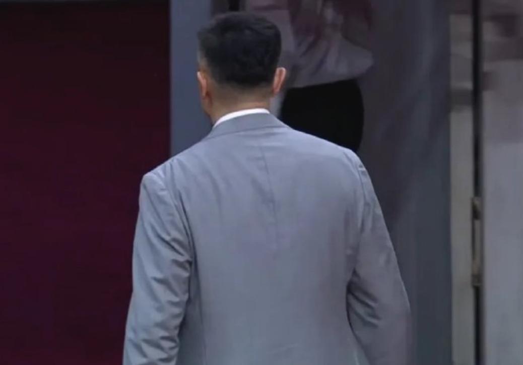 杜锋指导快速离场的背影和徐昕的笑逐颜开，形成了鲜明的对比，在我看来，球迷朋友们更