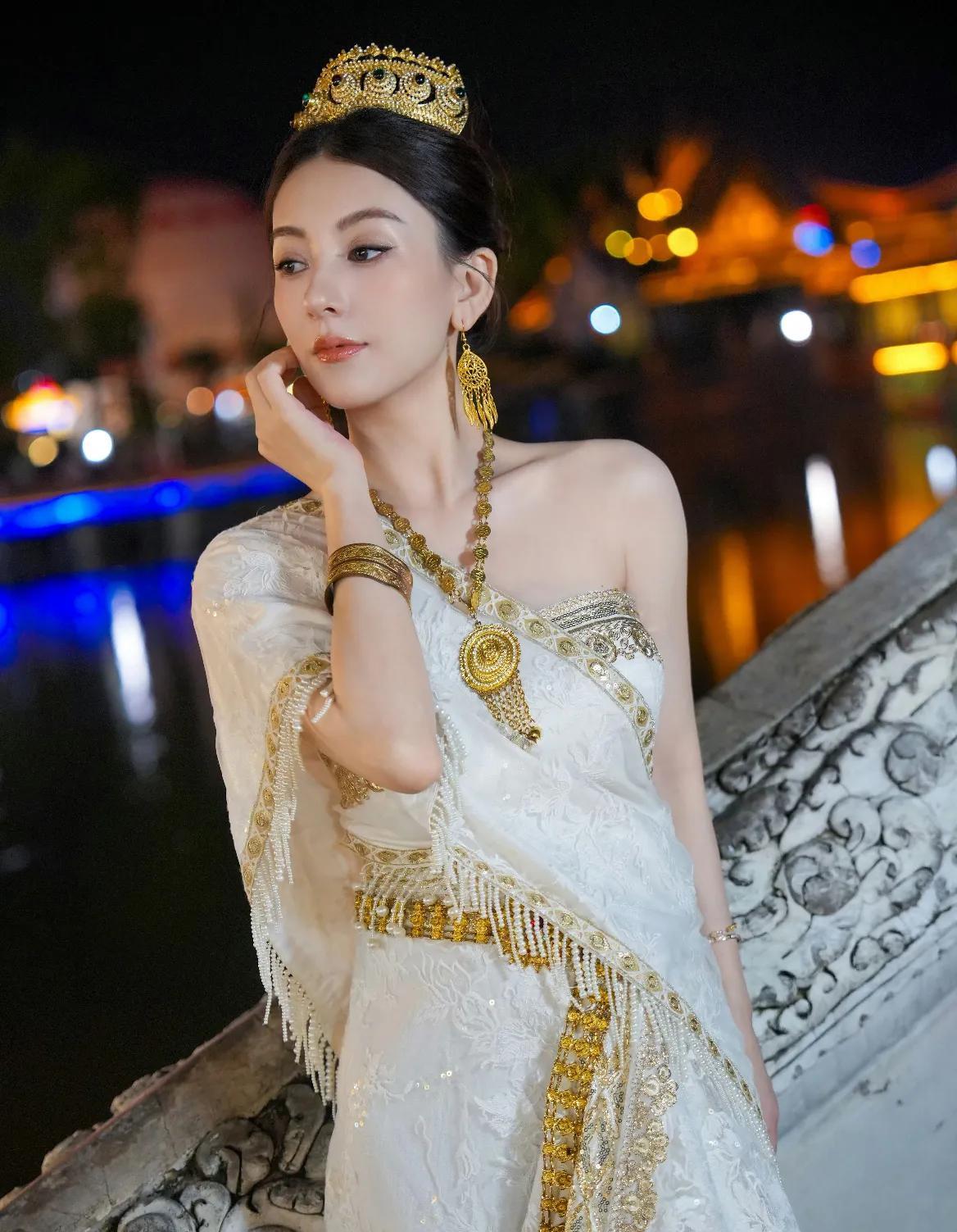 方媛怀孕了为什么没有变丑啊？怀着三胎的她还去云南旅游了，一点都看不出怀孕了，鼻子